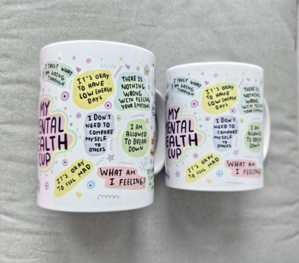 Zwei Keramiktassen mit der Aufschrift „My Mental Health Cup“, bedruckt mit liebevoll gestalteten Affirmationen wie „It’s okay to have low energy days“ und „I am allowed to break down“. Perfekte Geschenkidee zur Förderung mentaler Gesundheit.